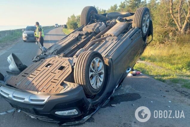 Под Киевом произошло тройное ДТП: одна из машин перевернулась, а другая вылетела в кювет. Фото