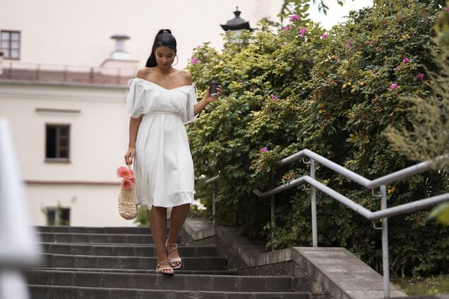 Как превратить белое платье из летнего наряда в осенний: простой прием