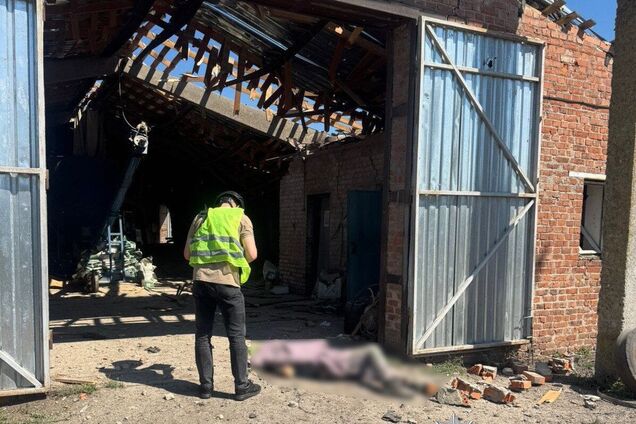 Окупанти завдали удару по сільськогосподарському підприємству на Сумщині: загинули двоє людей, є постраждалі. Фото