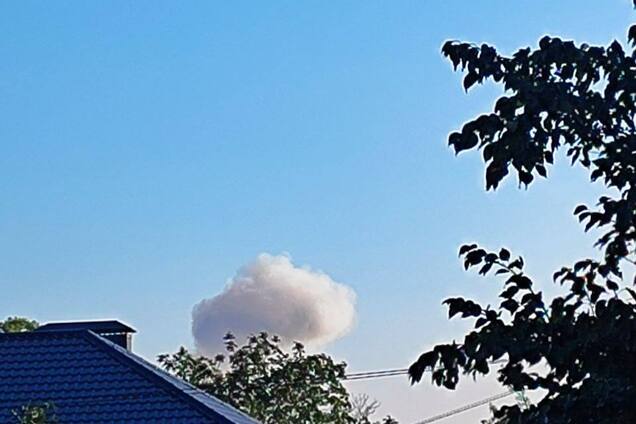 'Технічні неполадки': поблизу Ростова під час запуску ракети стався вибух, дим від пожежі видно здалеку. Відео