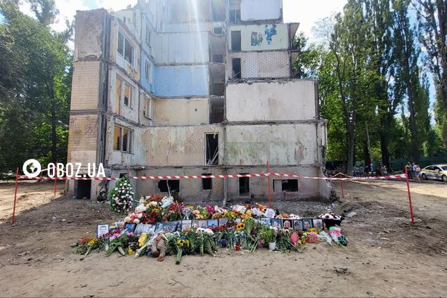 Детские игрушки, портреты и цветы: как сегодня выглядит дом в Киеве, в который попала российская ракета. Фото и видео