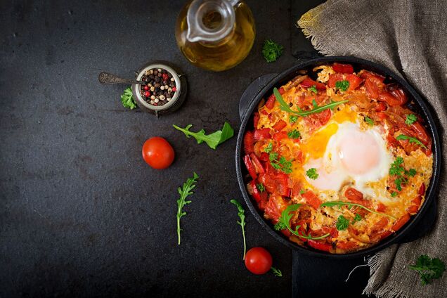 Шакшука із сезонними овочами та зеленню: смачна страва для сніданку та перекусу