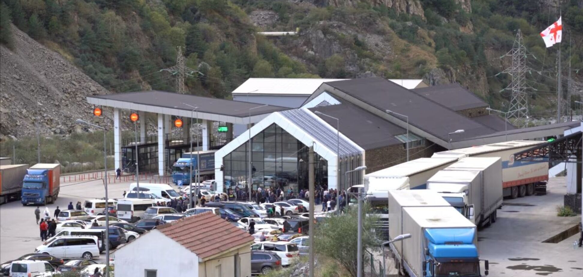 Українці застрягли на кордоні з Грузією, п'ятеро оголосили голодування: що пропонує МЗС