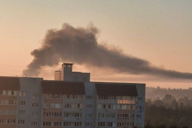 Под прицелом была нефтебаза: дроны атаковали российский Брянск, поднялся столб дыма. Видео
