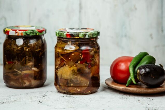 Консервированный салат 'Огонек' из баклажанов и с острым соусом: рецепт закуски на зиму