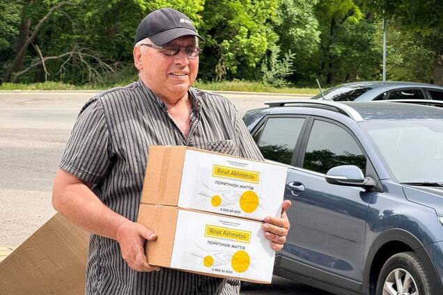 Переселенці з Курахівської громади у Дніпрі отримали допомогу від Фонду Ріната Ахметова