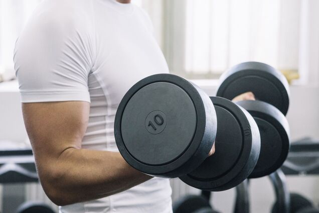 Легкі чи важкі гантелі: що краще формує рельєф рук?