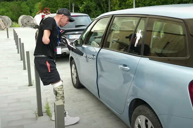 'Еду как обычный человек': защитник, который потерял все конечности на войне с Россией, снова сел за руль и поразил сеть. Видео