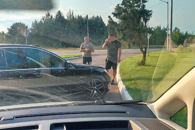 На Рівненщині невідомі напали на автомобіль ТЦК і намагались 'відбити' військовозобов'язаного депутата місцевої ради: усі подробиці