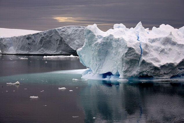 В Антарктиді прямо серед льоду зʼявилася величезна діра: вчені знайшли причину