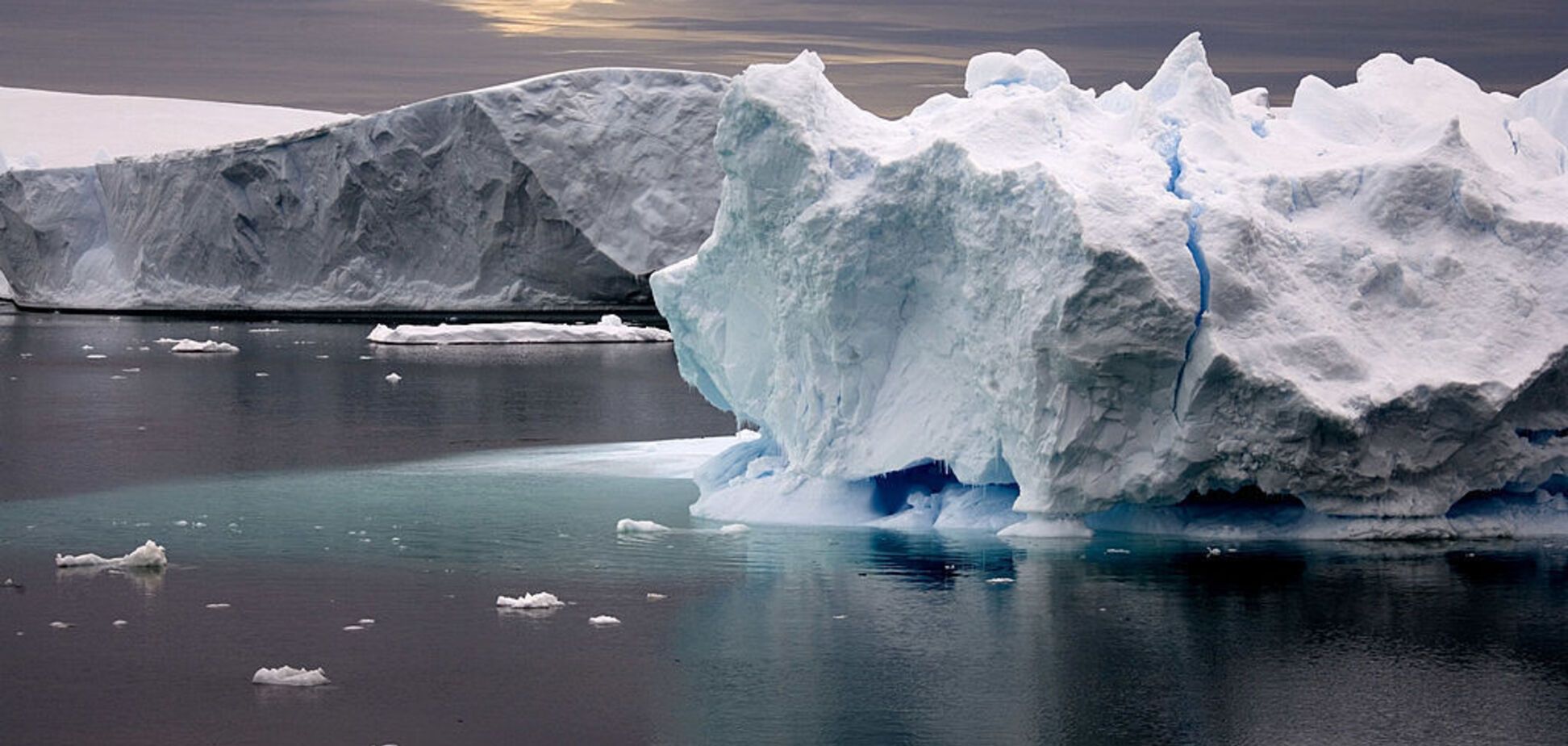 В Антарктиді прямо серед льоду зʼявилася величезна діра: вчені знайшли причину