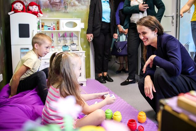 'Це є сильним сигналом нашої солідарності': глава МЗС Румунії прибула до Києва та відвідала 'Охматдит'. Фото