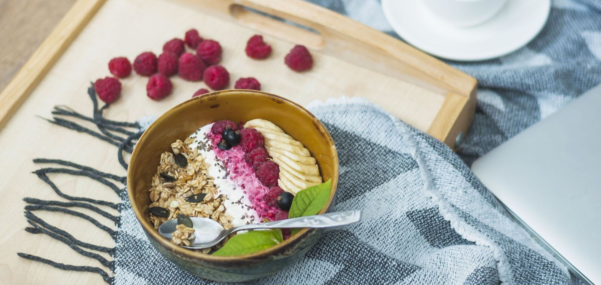 Від чорниці до лосося: які продукти варто їсти жінкам на сніданок