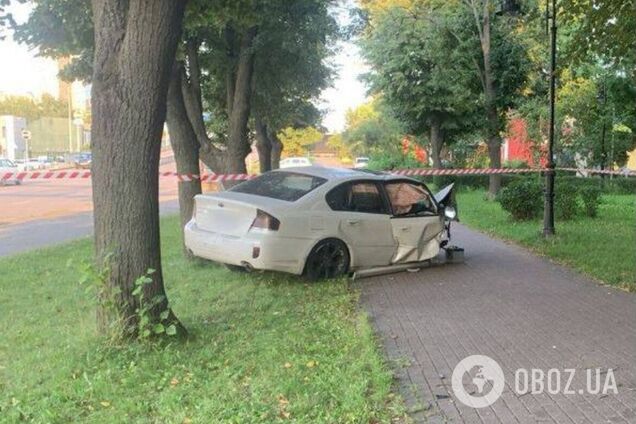 В Киеве пьяный водитель легковушки влетел в Куреневский парк и травмировал двух женщин. Подробности и фото