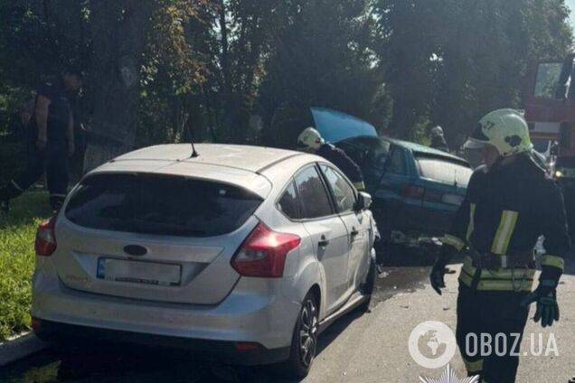 На Київщині зіткнулись два легковики: одна з машин загорілась, є постраждала. Фото
