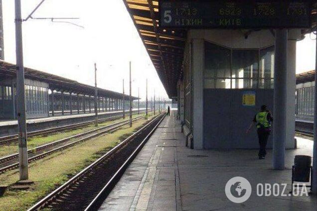 Делал селфи: в Киеве умер мужчина, которого поразило током на крыше электропоезда. Подробности и фото