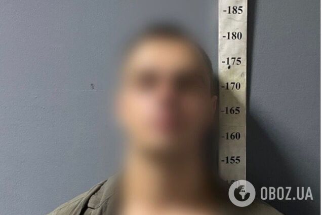 В Киеве пьяный молодой человек перекрывал движение авто, а потом коленом разбил стекло в автобусе. Фото