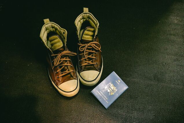 Иллюстрация - паспорт и сапоги