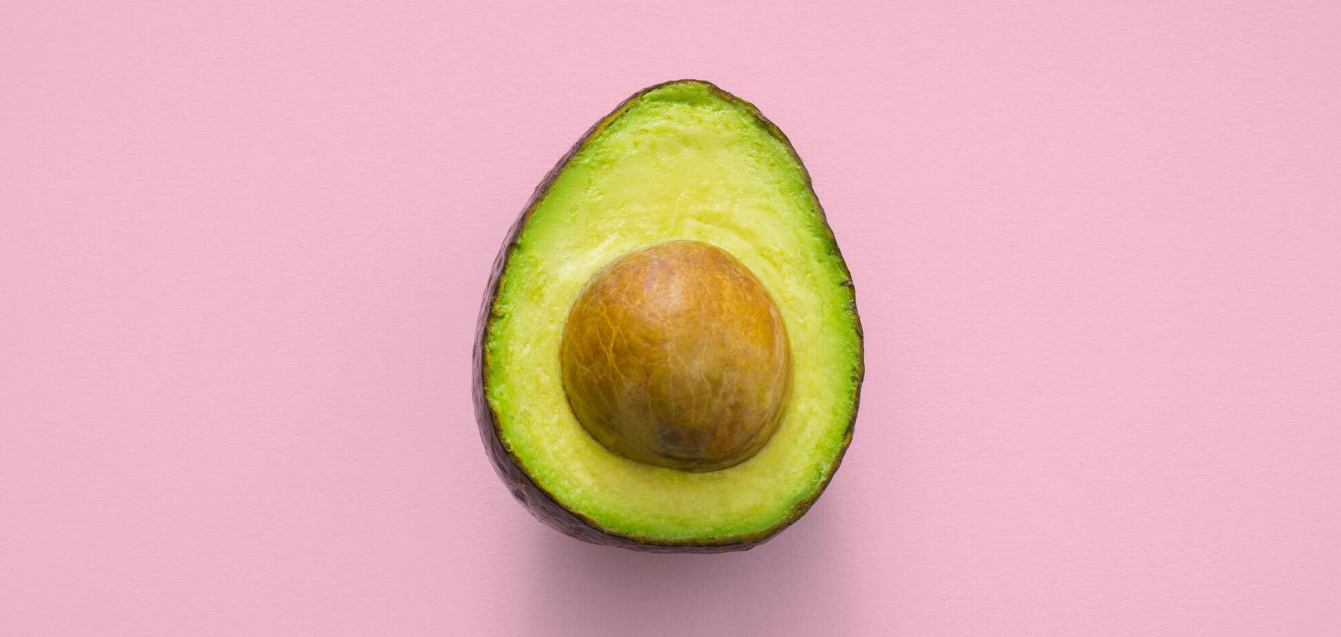 Авокадо не потемнеет, если смазать его одним ингредиентом: действенный лайфхак
