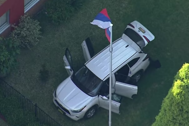 В Австралии мужчина протаранил ворота генконсульства РФ и отказался сдаваться полиции: все подробности. Фото