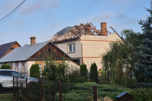 В Польше обломки российского дрона упали на жилой дом: есть последствия. Фото и видео