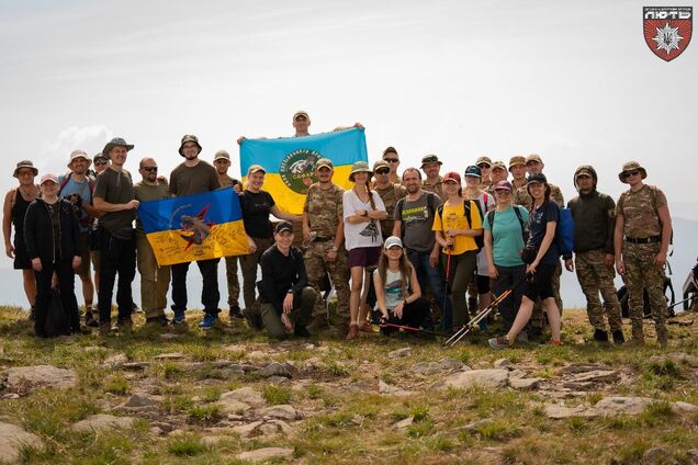 Вера, сила и поддержка: украинские полицейские и ветераны войны покорили Карпаты после тяжелых ранений. Фото