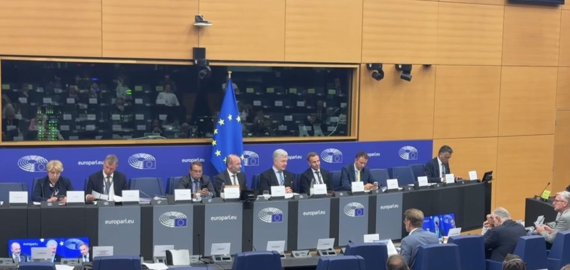 Порошенко призвал евродепутатов ЕНП совместно заставить Путина остановить войну