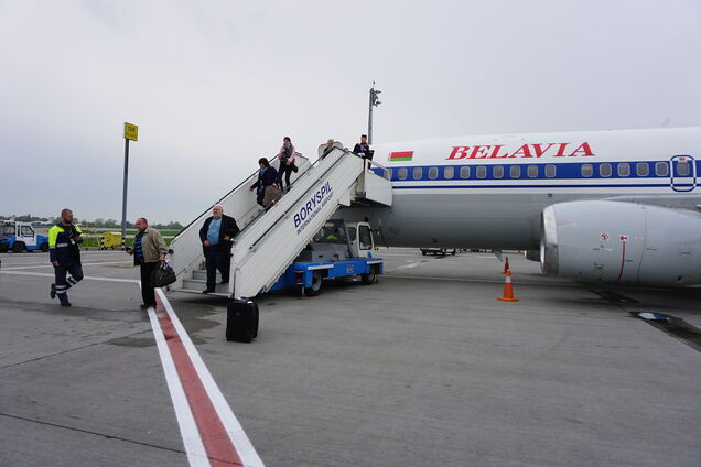 Ілюстрація - висадка пасажирів з літака Белавіа