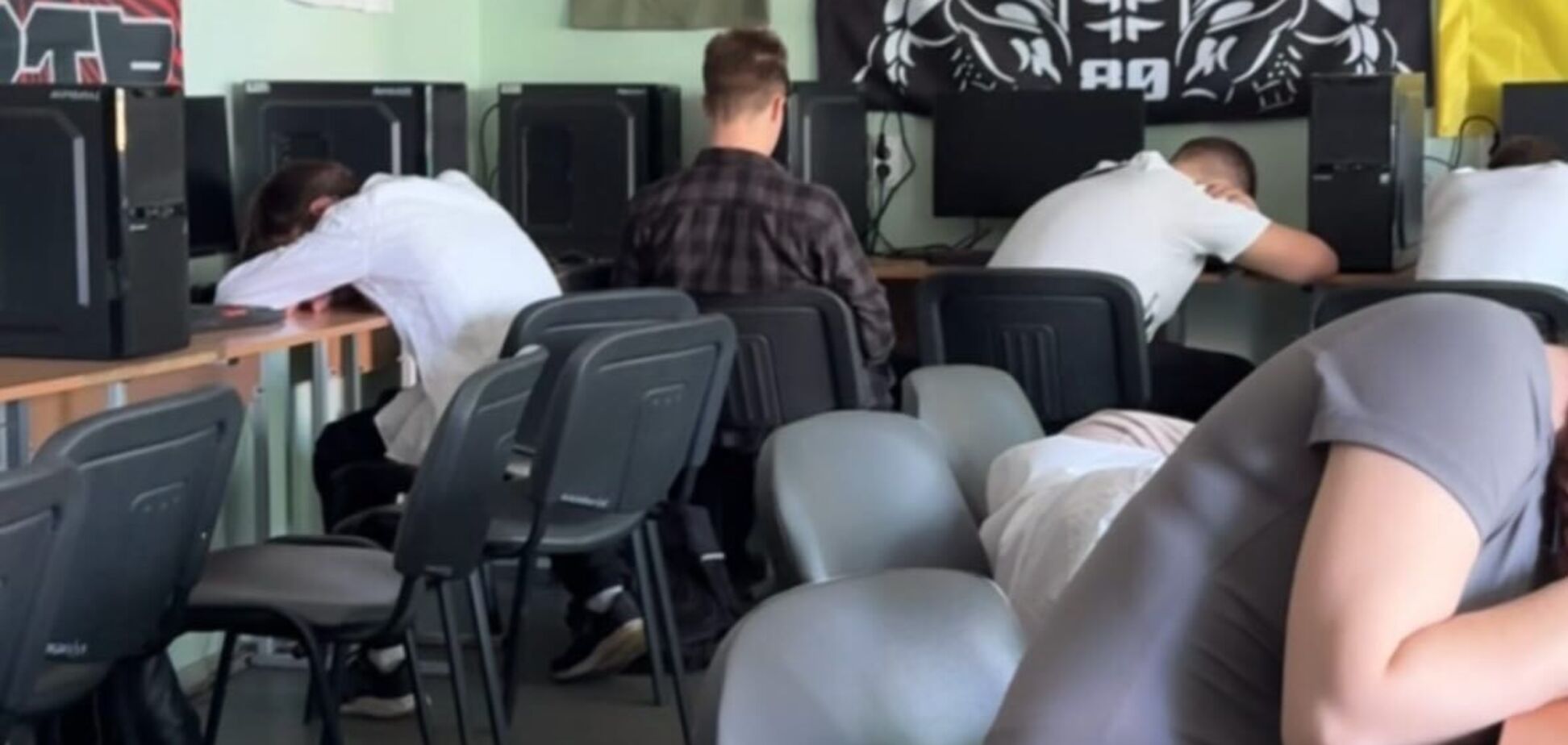 'А у мого весь клас писав пояснювальні записки'. Руслан Циганков дозволив учням виспатися на уроці після тривоги і вразив мережу