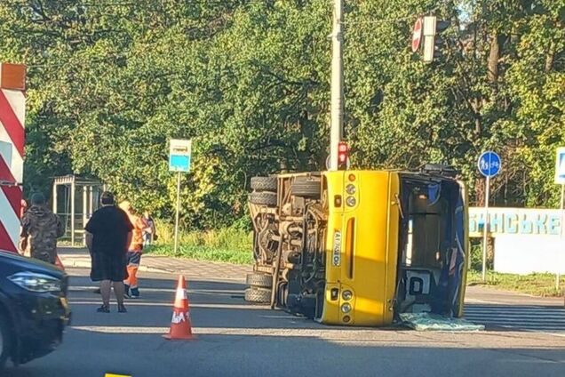 У Києві перекинулась маршрутка після зіткнення з вантажним мікроавтобусом. Подробиці, фото та відео