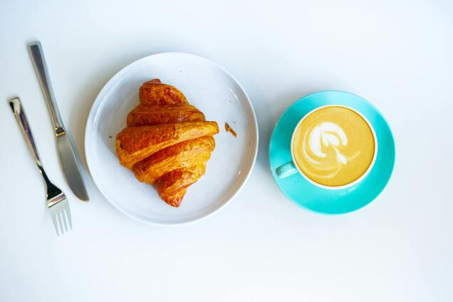 От бекона до кофе на пустой желудок: какие утренние привычки опасны для здоровья