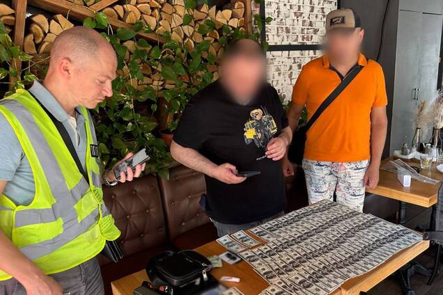 В Киеве чиновник Минобороны за $10 тыс. устраивал уклонистов на предприятия ради бронирования. Фото и видео