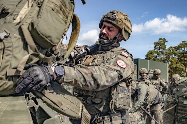 Польща розгортає на кордоні з Росією та Білоруссю 40 тис. військових: що відбувається