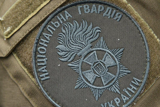 Повалили на землю: в Івано-Франківську двоє молодиків побили нацгвардійця