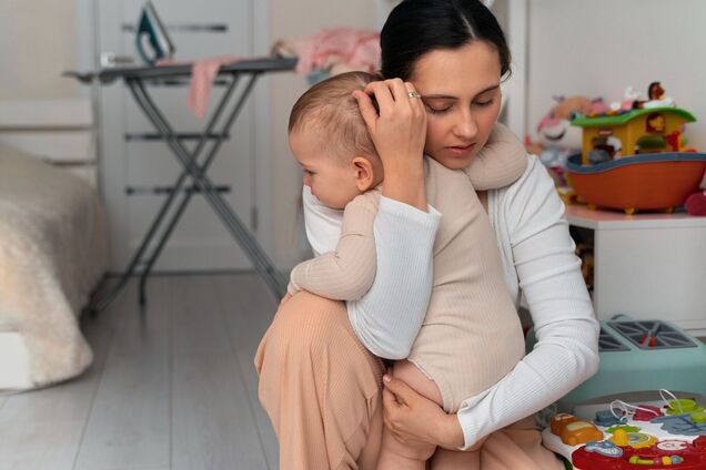 Иллюстрация - мать прижимает ребенка