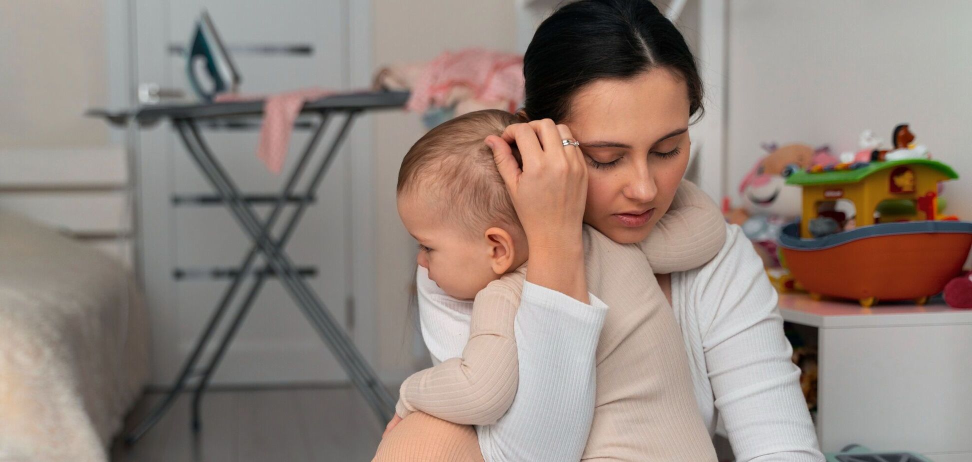 Иллюстрация - мать прижимает ребенка