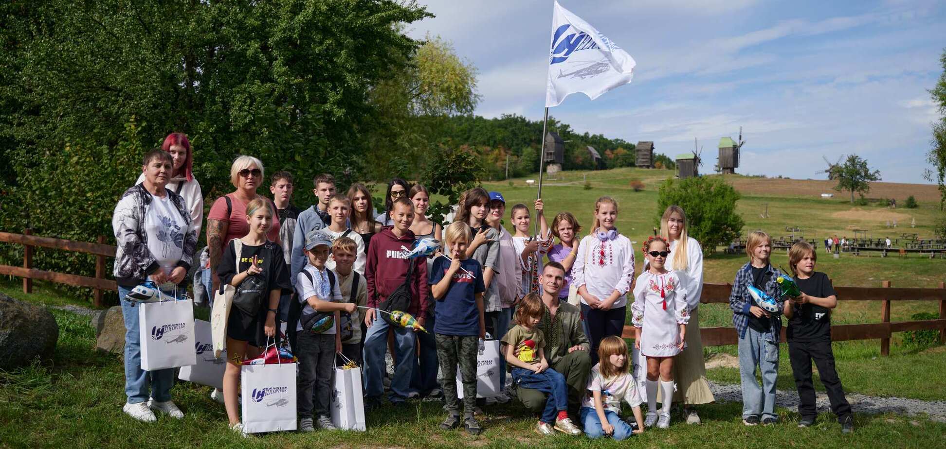 "Украинские вертолеты" подарили детям павших Героев праздник эмоций и традиций