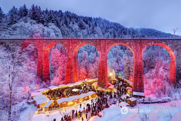 Рождественская ярмарка под мостом в Германии поразила туристов: где расположена