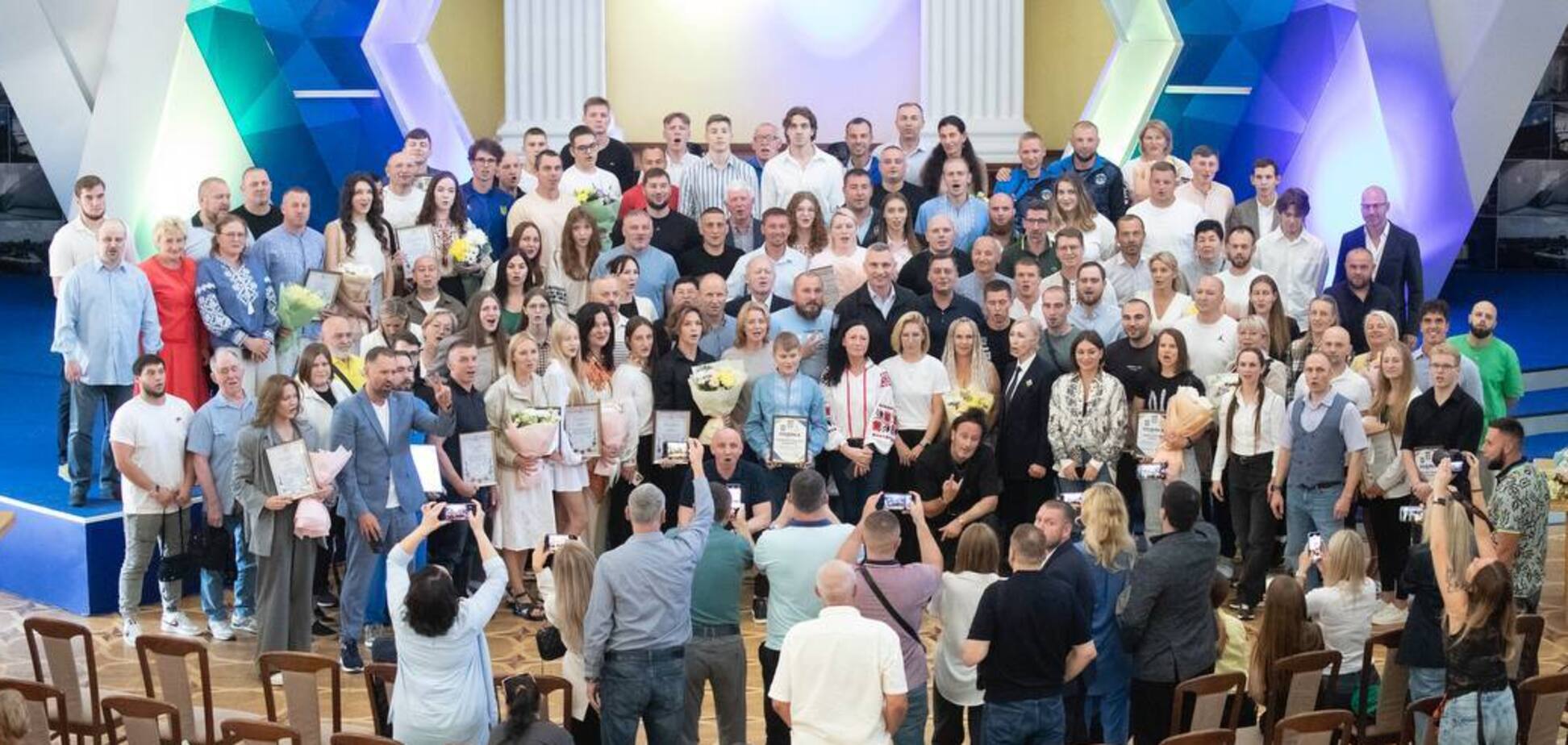 Кличко наградил представителей спортивной громады Киева. Фото