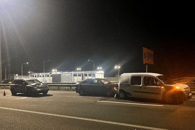 На Київщині водій позашляховика спровокував потрійну ДТП: є постраждала. Подробиці й фото