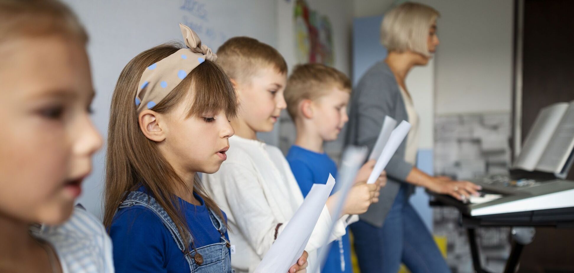 Ображали, били і притискали руки до клавіш: українці поділились криком душі про навчання в музичній школі