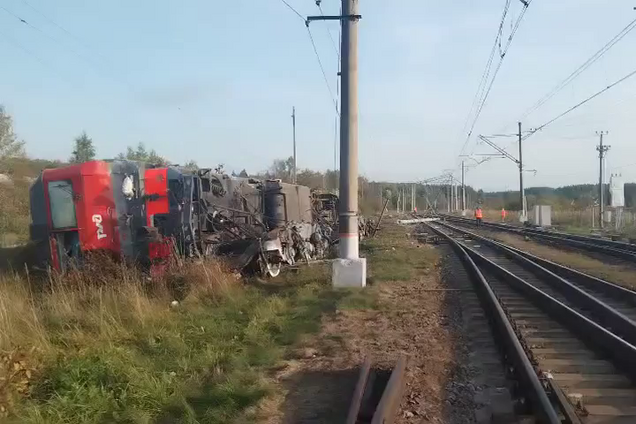 ГУР и ССО осуществили комбинированную атаку на железнодорожную логистику оккупантов: ликвидированы 'росгвардейцы', уничтожено дорожное полотно и топливо. Видео