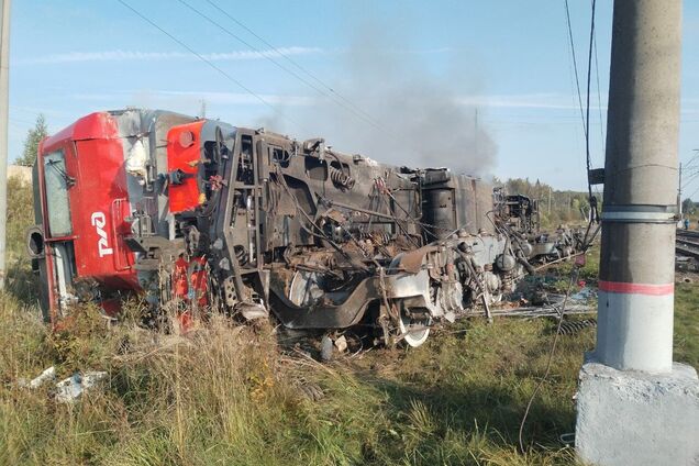 В России произошло несколько ЧП на железной дороге: погиб водитель тепловоза и сошли с рельсов 15 вагонов