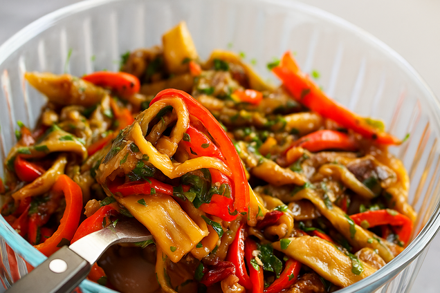 Невероятно вкусная и простая в приготовлении: как приготовить сезонную закуску из баклажанов и сладкого перца