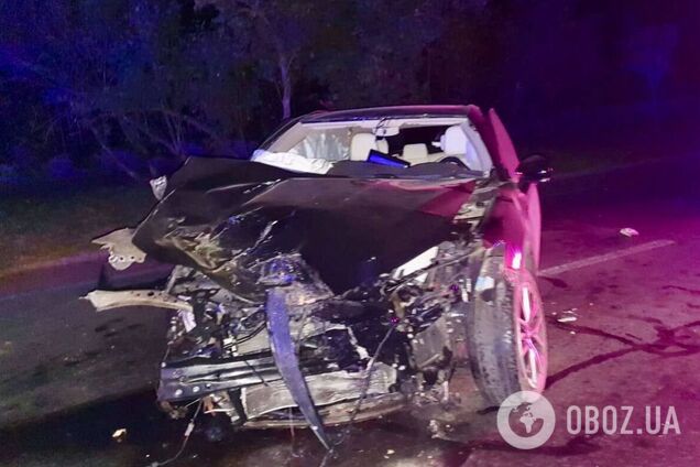 На Київщині легковик внаслідок ДТП протаранив дерево: пасажирку викинуло на дорогу через лобове скло. Фото