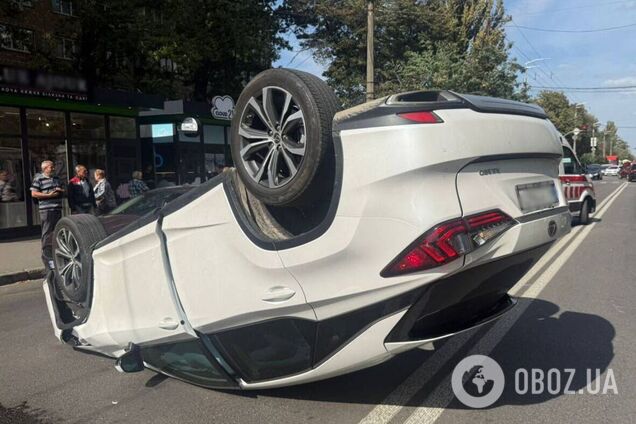 У Києві внаслідок зіткнення з навчальним авто Lexus перекинувся на дах: є постраждалий. Фото