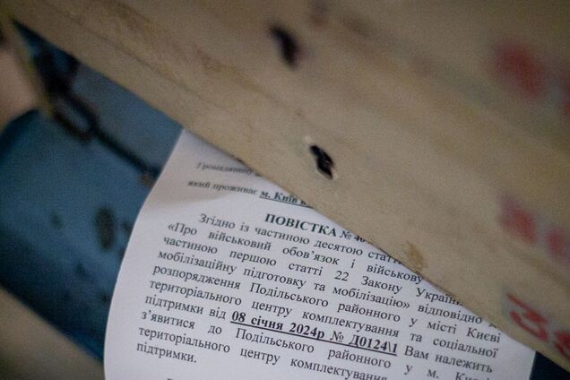 Могут ли украинцам вручать повестки за границей: подробное объяснение