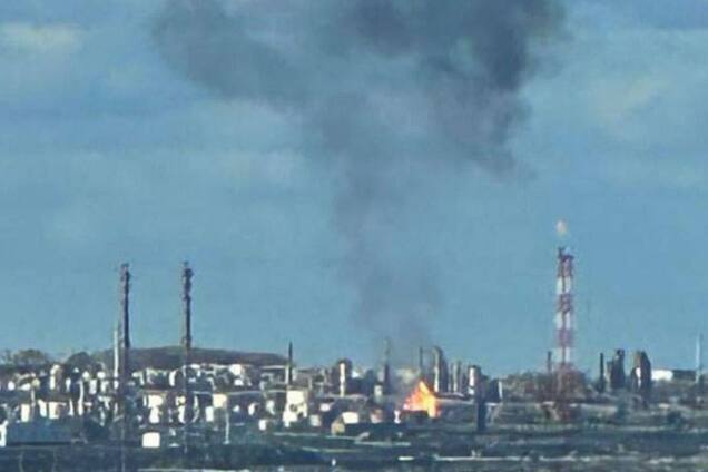 Повреждены установки и трубопроводы на двух заводах: всплыли новые подробности атаки дронов на 'Башнафту' в Уфе. Видео