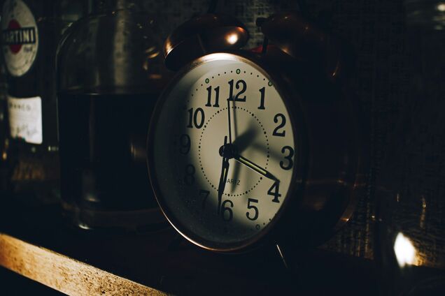Україна знову перейде на зимовий час: коли переводять годинник