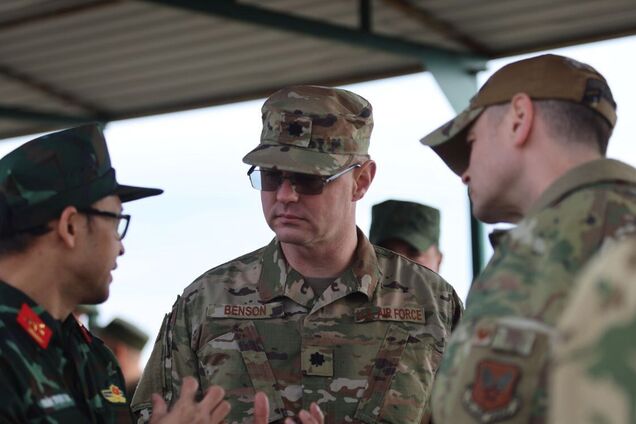 Обещали показать 'все, что интересует': на учения РФ и Беларуси 'Запад-2025' приехали офицеры из США. Видео